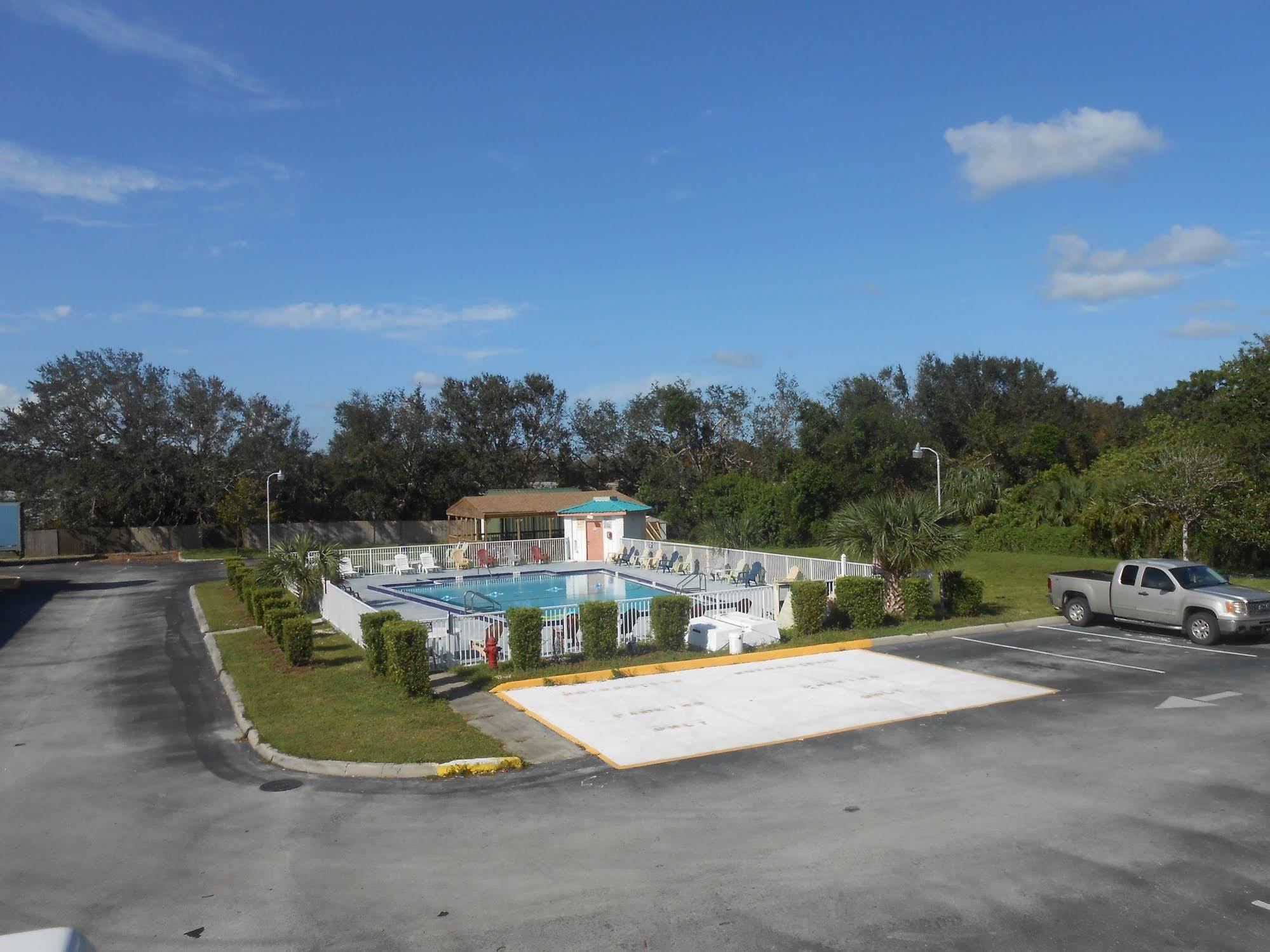 Executive Garden Titusville Hotel エクステリア 写真