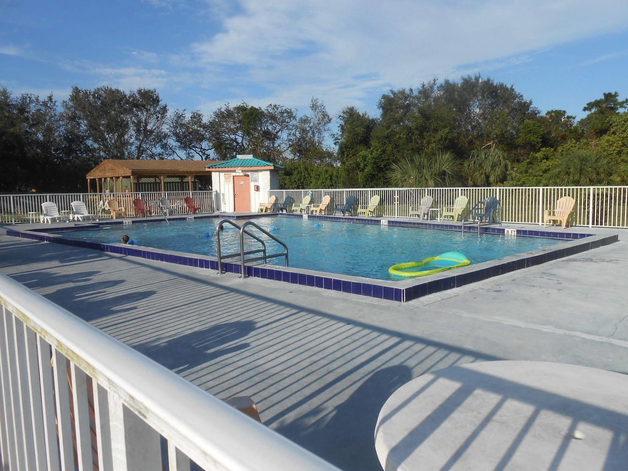 Executive Garden Titusville Hotel エクステリア 写真